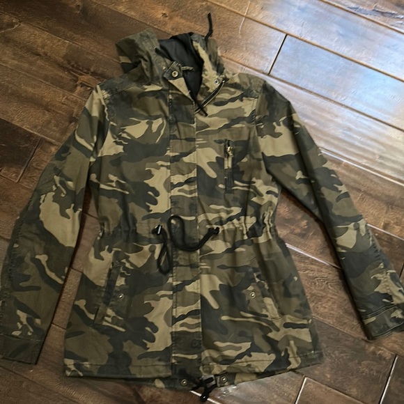 Women’s Camouflage Utility Jacket - Picture 1 of 3